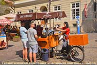 Туристы во Львове берут кофе на шпацер
