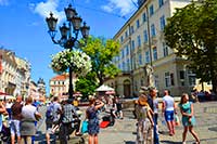 Площадь Рынок наполнена туристами и чувством праздника. Львов туры.